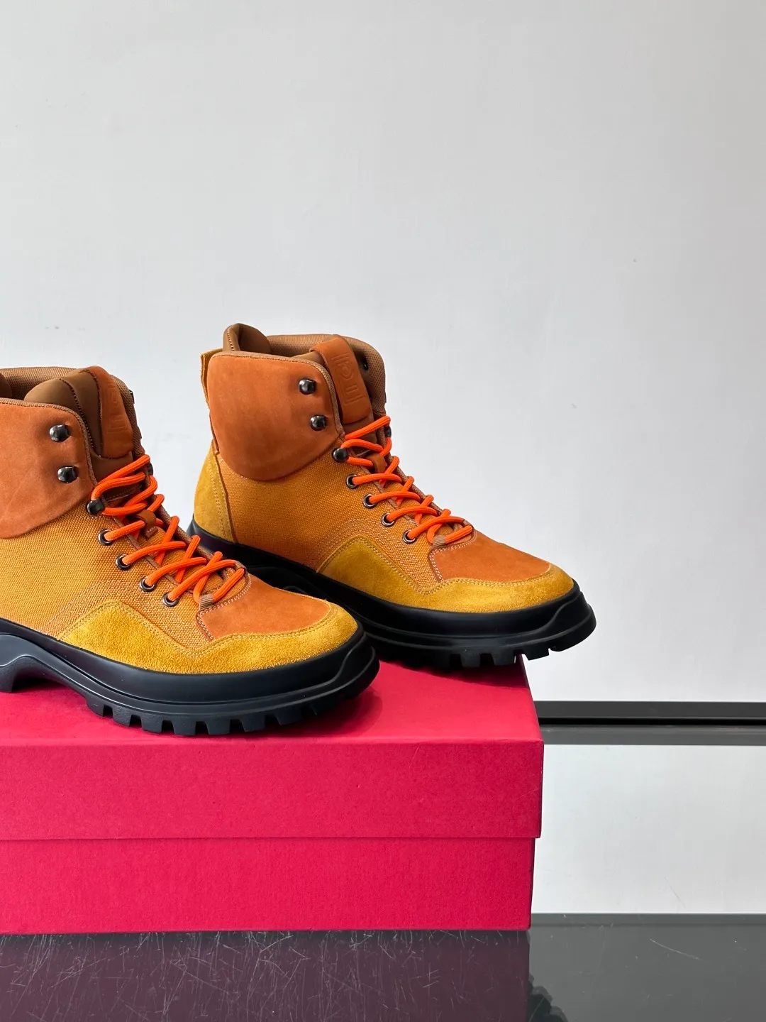 Men's shoes 💰960. Ferragamo's thick-soled lace-up short boots are made of suede + fabric splicing. They have a delicate texture and are breathable. The black rubber thick soles are wear-resistant and have strong traction. They can be worn every day outdoors! The shoelaces are super vibrant and the metal fastener details are perfect. The boot shaft is adjustable, comfortable and stable to wear. It goes well with workwear style or casual style in autumn and winter. It is warm and fashionable. It is suitable for outdoor activities or daily commuting! size: 39-44 (customized at 38.45.46)